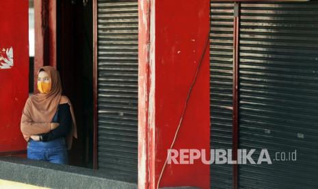 Warga berada di blok penjual kain yang tutup, di kawasan Pasar Raya, Padang, Sumatera Barat. Pemkot Padang menutup sementara sebagian kawasan Pasar Raya Padang karena ditemukan kasus positif Covid-19 terbanyak yakni 17 orang dengan tiga orang meninggal yang merupakan pedagang dan orang yang berhubungan di pusat perbelanjaan itu. (ilustrasi)