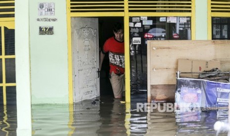 Warga berada di dalam rumahnya yang terendam banjir. ilustrasi