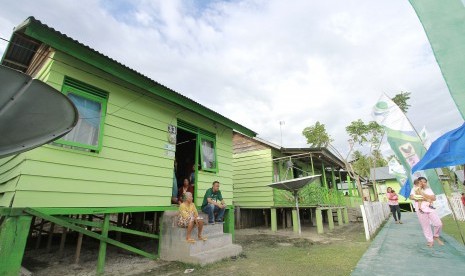 Warga berada di depan rumah Desa Sadar Badan Penyelenggara Jaminan Sosial (BPJS) Ketenagakerjaan di Desa Hutadaa, Kabupaten Gorontalo, Gorontalo, Senin (11/9).