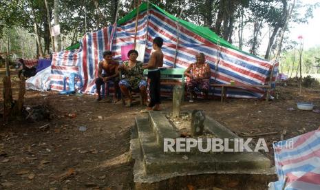 Warga berada di depan tenda pengungsian di dalam hutan Desa Sungai Rambai, Kelurahan Mekar Jaya, Kabupaten Sintang, Kalimantan Barat, Rabu (17/11/2021). Sebanyak 30 orang korban banjir yang mengungsi ke hutan sejak sebulan terakhir karena rumah mereka tenggelam itu membutuhkan air bersih untuk mandi dan dikonsumsi, obat-obatan, sembako serta pelayanan kesehatan. 