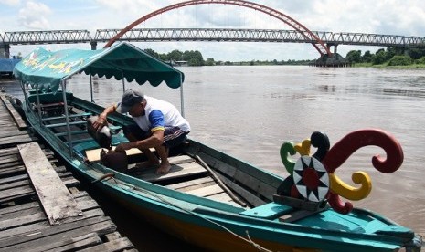  Warga berada di perahu miliknya di sekitar Jembatan Sungai Kahayan, Desa Pahandut, Kec. Pahandut, Kota Palangkaraya, Kalteng, Senin (6/5)