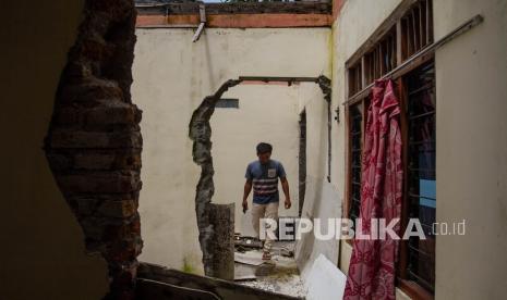 Warga berada di rumahnya yang terkena lahan pembangunan tol Yogyakarta-Solo di Kalasan, Sleman, DI Yogyakarta, Kamis (30/12/2021). Pemerintah telah membayar ganti kerugian pembebasan sejumlah lahan proyek pembangunan tol Yogyakarta-Solo di Kecamatan Kalasan dan ditargetkan beroprasi penuh pada tahun 2024. 