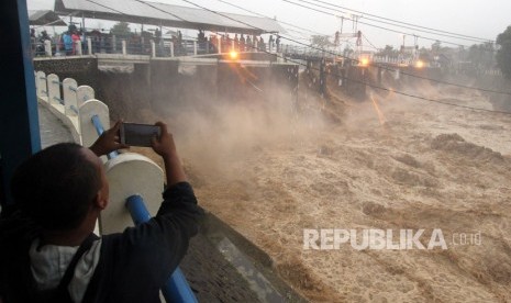 Warga berada di sekitar Bendung Katulampa di Kota Bogor, Jawa Barat, Senin (5/2). 