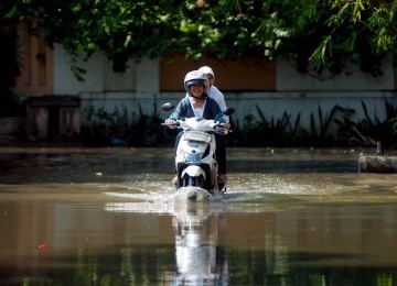 Warga berakifitas saat banjir yang melanda kawasan Petogogan, Jakarta Selatan, Minggu (12/2). (Republika/Prayogi)