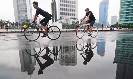 Warga beraktifitas di Jalan MH. Thamrin, Jakarta Pusat, yang lengang saat berlangsungnya Hari Bebas Kendaraan Bermotor atau 