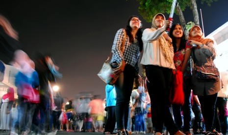  Warga beraktifitas di jalanan Asia Afrika yang menyelenggarakan Car Free Night, Bandung, Jawa Barat, Sabtu (16/5).