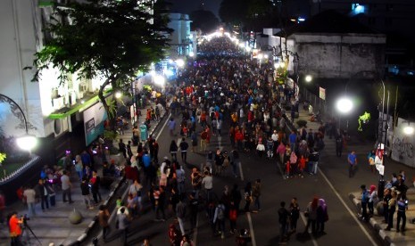 Warga beraktifitas di jalanan Asia Afrika yang menyelenggarakan Car Free Night, Bandung, Jawa Barat, Sabtu (16/5).