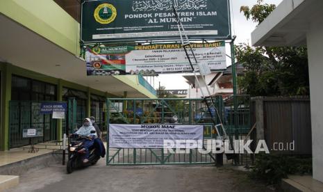 Warga beraktifitas di kawasan Pondok Pesantren (Ponpes) Al Mukmin Ngruki. Menko PMK Muhadjir Effendy sebut pemerintah mendukung pengembangan Ponpes Al Mukmin.