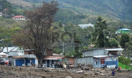  Warga beraktifitas di lokasi terbakarnya kios dan Mushollla di Tolikara, Papua, Kamis (23/7).