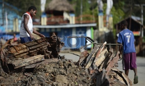  Warga beraktifitas di lokasi terbakarnya kios dan Mushollla di Tolikara, Papua, Kamis (23/7). 