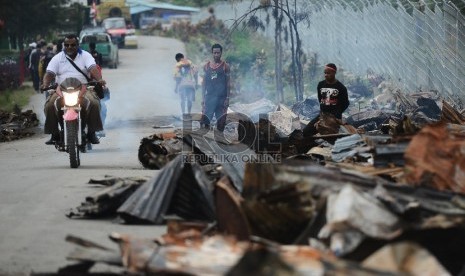 Warga beraktifitas di lokasi terbakarnya kios dan Mushollla di Tolikara, Papua, Kamis (23/7).