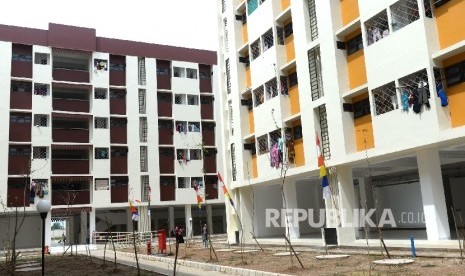  Warga beraktifitas di Rumah Susun Sederhana Sewa (Rusunawa) Rawa Bebek, Jakarta Timur, Rabu (28/9).