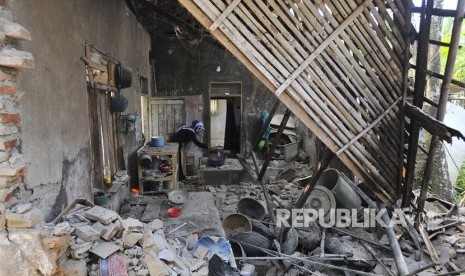 Residents in their homes damaged by the earthquake in Karoya village, Mandalawangi, Pandeglang, Banten, Saturday (3/8/2019).