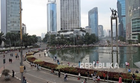  Warga beraktifitas saat berlangsungnya Hari Bebas Kendaraan Bermotor (HBKB) di Kawasan Bundaran HI, Jakarta Pusat, Ahad (1/1). 