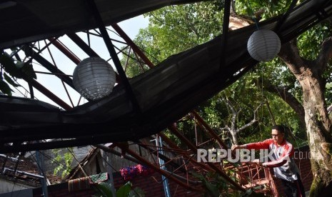  Sebanyak 12 rumah warga di Kampung Karangtenggang Desa Teluk, Kecamatan Labuan Kabupaten Pandeglang, rusak diterjang angin puting beliung pada Ahad (12/1) pagi (Ilustrasi rumah rusak diterjang angin puting beliung)