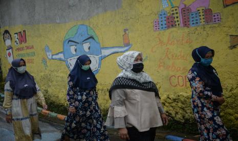 Warga beraktivitas di area kampung tematik dengan tema kesehatan di RT 01 RW 08 Lenteng Agung, Jagakarsa, Jakarta.