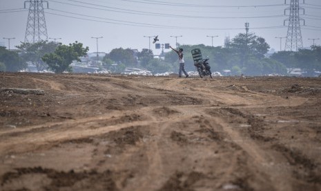 Warga beraktivitas di area proyek pembangunan Stadion BMW, Tanjung Priok, Jakarta, Kamis (25/10/2018).