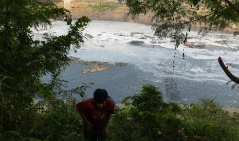 Warga beraktivitas di bantaran kali Bekasi jalan M Hasibuan, Kota Bekasi, Jawa Barat, Ahad (28/7/2019). 