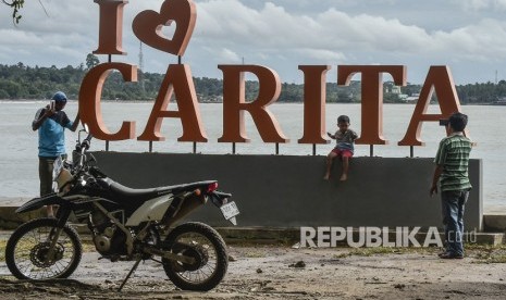 Warga beraktivitas di dekat pantai Taman Carita Seapark, Anyer Carita, Banten, Rabu (26/12/2018). 