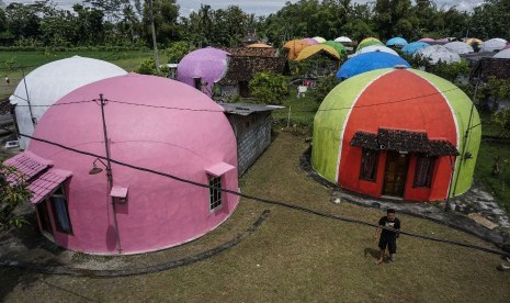 Warga beraktivitas di desa wisata kampung Dome Desa Sumberharjo, Prambanan, Slaman, DI Yogyakarta, Rabu (15/3). 