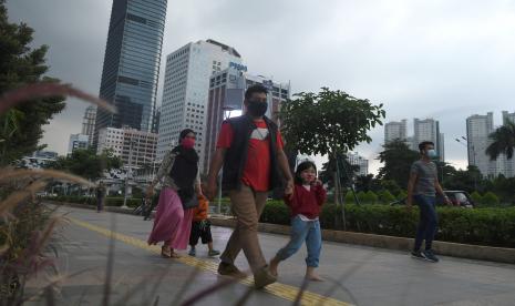 Warga beraktivitas di Jakarta, Ahad (31/5/2020). Juru bicara pemerintah khusus penanganan virus Corona, Achmad Yurianto menyatakan pentingnya edukasi dan simulasi sebelum penerapan tatanan normal baru atau new normal.