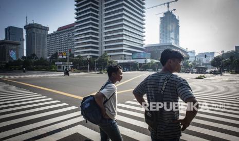 Warga beraktivitas di Jalan MH Thamrin, Jakarta, Ahad (15/3). Posisi utang luar negeri Indonesia pada akhir Januari 2020 tercatat sebesar 410,8 miliar dolar AS.