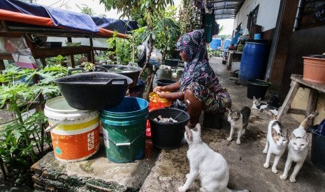 Warga beraktivitas di Kampung Akuarium, Jakarta, Jumat (12/4/2019). 