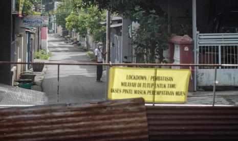 Warga beraktivitas di kampung yang diberlakukan karantina wilayah di Wonosaren RW VIII, Jagalan, Solo, Jawa Tengah, Kamis (1/7/2021). Satuan Tugas (Satgas) Penanganan COVID-19 kelurahan setempat memberlakukan karantina wilayah akibat ditemukan 40 warga terkonfirmasi positif COVID-19 dari klaster keluarga dan klaster wisata.