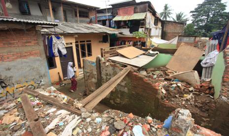 Warga beraktivitas di kawasan lahan yang dalam proses pembebasan untuk proyek normalisasi sungai Ciliwung di Kelurahan Rawajati, Jakarta, Kamis (20/10/2022). Pemerintah Provinsi DKI Jakarta membebaskan 50 bidang lahan sepanjang 800 meter di bantaran sungai tersebut untuk normalisasi dalam mengantisipasi banjir. 