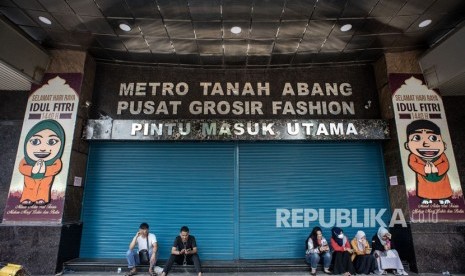 Warga beraktivitas di kawasan Pasar Tanah Abang yang masih tutup,di Jakarta, Kamis (23/5/2019).