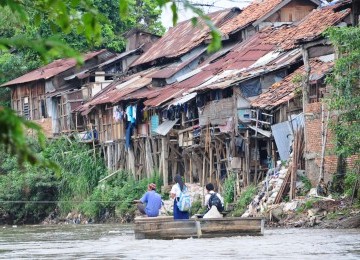 Warga beraktivitas di kawasan permukiman pinggiran Sungai Ciliwung, Manggarai, Jakarta Selatan, Selasa (31/1). (Aditya Pradana Putra)