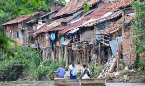 Warga beraktivitas di kawasan permukiman pinggiran Sungai Ciliwung, Manggarai, Jakarta Selatan, Selasa (31/1). (Aditya Pradana Putra)