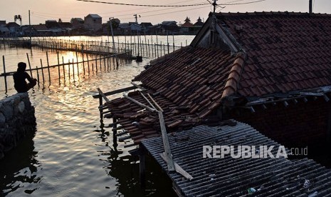 Warga beraktivitas di kawasan permukiman yang terendam rob (banjir pasang air laut) di Tanjung Emas, Semarang, Jawa Tengah, Jumat (6/4).