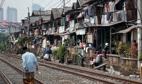 Warga beraktivitas di kawasan Petamburan, Jakarta, Selasa (2/7/2019). BPS mencatat jumlah masyarakat near poor, yang berada tepat di atas kelas miskin sebanyak 100 juta orang. Mereka perlu diberdayakan untuk mengurangi angka kemiskinan.