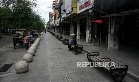 Warga beraktivitas di kawasan wisata Malioboro, Yogyakarta, Sabtu (3/7/2021). Gubernur Daerah Istimewa Yogyakarta (DIY) Sri Sultan Hamengku Buwono X memberi instruksi khusus untuk kawasan Malioboro selama PPKM darurat dimana sektor-sektor tertentu di Malioboro harus tutup, termasuk pedagang kaki limanya. 