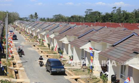 Warga beraktivitas di kompleks perumahan di Desa Sukarapih, Kecamatan Cibereum, Kuningan, Jawa Barat, Kamis (9/9/2021). Sektor perumahan atau properti masih diandalkan untuk menciptakan daya ungkit perekonomian setelah terimbas pandemi Covid-19.