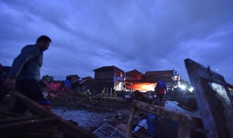 Warga beraktivitas di lokasi bangunan yang rusak akibat banjir bandang aliran Sungai Cimanuk di Kampung Cimacan, Tarogong, Kabupaten Garut, Jawa Barat, Jumat (23/9). 