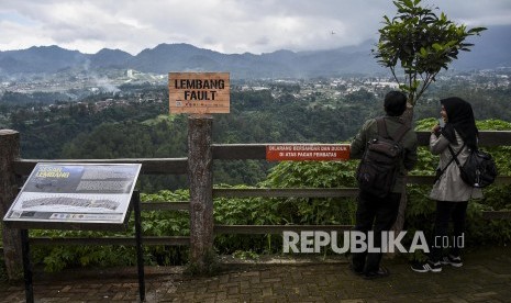 Warga beraktivitas di samping Rambu Zona Sesar Lembang di kawasan Tebing Keraton, Desa Ciburial, Kabupaten Bandung Barat, Kamis (25/4).