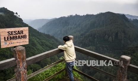 Warga beraktivitas di samping Rambu Zona Sesar Lembang di kawasan Tebing Keraton, Desa Ciburial, Kabupaten Bandung Barat, Kamis (25/4).