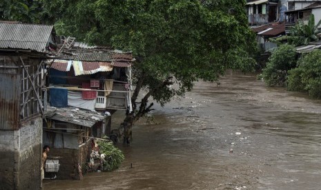 Warga beraktivitas di sekitar bantaran Sungai Ciliwung kawasan Manggarai, Jakarta, Jumat (17/2).