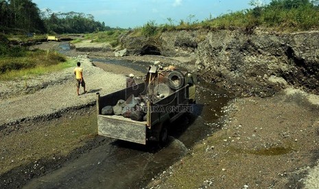 Warga beraktivitas di sekitar dam Bladak yang merupakan sungai utama aliran lahar dingin Gunung Kelud di Desa Gambar, Blitar, Jawa Timur, Selasa (18/2).