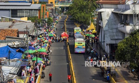 Warga beraktivitas di sekitar Stasiun Pasar Tanah Abang, Jakarta, Jumat (22/6).