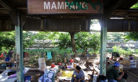 Warga beraktivitas di Stasiun Mampang yang sudah tidak beroperasi, di Jakarta, Rabu (8/11). Stasiun tersebut sudah beberapa tahun tidak beroperasi karena letaknya yang berdekatan dengan Stasiun Manggarai dan Stasiun Sudirman. 