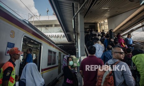 Warga beraktivitas di Stasiun Tanah Abang, Jakarta, Kamis (23/5/2019).