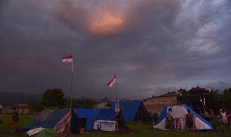 Warga beraktivitas di tenda darurat di Lombok Utara