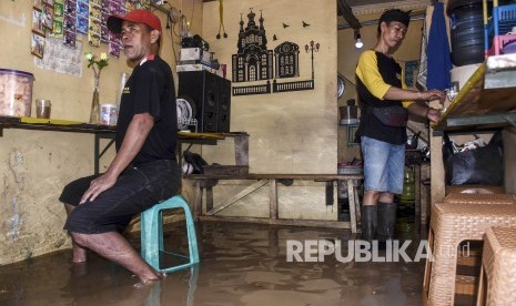 Warga beraktivitas di warung kopi. (Ilustrasi)