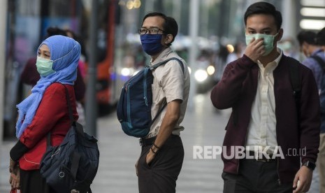 Warga beraktivitas menggunakan masker. Wagub Bali menyerukan warganya menggunting masker bekas pakai agar tak disalahgunakan.