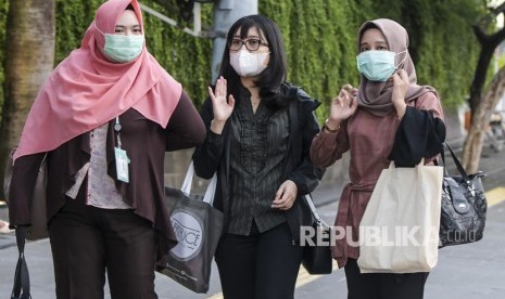 Ahli medis meminta masyarakat untuk berhenti berbondong-bondong beli masker (foto: ilustrasi masyarakat pakai masker)