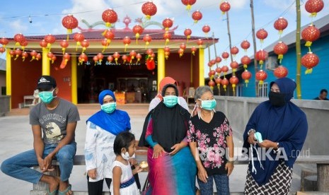 Warga beraktivitas menggunakan masker di Kota Tua Penagi, Natuna, Kepulauan Riau, Kamis (6/2/2020). 