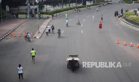 Warga beraktivitas pada hari bebas kendaraan (car free day) di kawasan Bundaran HI, Jakarta, Ahad (20/5). 